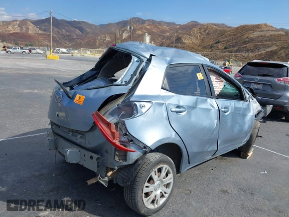 2013 Mazda 2 Sport z VIN JM1DE1KZ4D0163423, wystawiony jako IAAI lot #40404598 z przebiegiem Nie podano mil oraz . Historia ofert i sprzedaży dostępna na DreamBid. Obrazek 4.