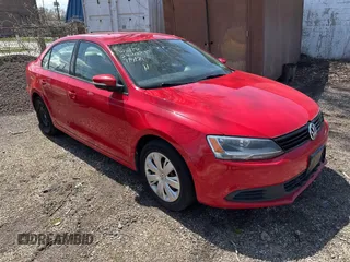 2014 Volkswagen Jetta SE z VIN 3VWD17AJ3EM396988, wystawiony jako IAAI lot #42108088 z przebiegiem 140 000 mil mil oraz . Historia ofert i sprzedaży dostępna na DreamBid. Obrazek 1.