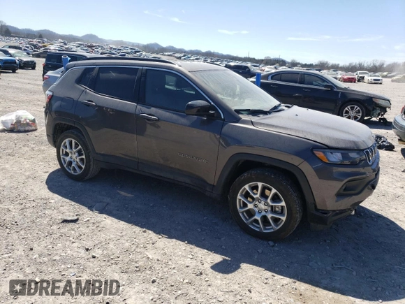 2023 Jeep Compass Latitude Lux z VIN 3C4NJDFNXPT571635, wystawiony jako Copart lot #49438395 z przebiegiem 12 019 mil mil oraz Szkoda całkowita • Salvage title. Historia ofert i sprzedaży dostępna na DreamBid. Obrazek 4.