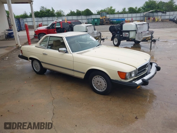 1983 Mercedes-Benz 380 SL z VIN WDBBA45A3DB021934, wystawiony jako IAAI lot #42355288 z przebiegiem 10 887 mil mil oraz . Historia ofert i sprzedaży dostępna na DreamBid. Obrazek 1.