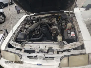 1993 Ford Mustang z VIN 1FACP44M1PF202775, wystawiony jako Copart lot #49049695 z przebiegiem 7 901 mil mil oraz Czysty tytuł • Clean title. Historia ofert i sprzedaży dostępna na DreamBid. Obrazek 11.