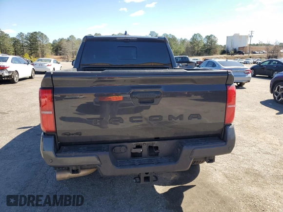 2024 Toyota Tacoma SR5 z VIN 3TMLB5JN2RM017259, wystawiony jako Copart lot #47946465 z przebiegiem 29 596 mil mil oraz Szkoda całkowita • Salvage title. Historia ofert i sprzedaży dostępna na DreamBid. Obrazek 6.