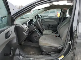 2019 Chevrolet Sonic LS z VIN 1G1JB5SB9K4135606, wystawiony jako Copart lot #38808073 z przebiegiem 77 218 mil mil oraz . Historia ofert i sprzedaży dostępna na DreamBid. Obrazek 7.