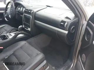 2005 Porsche Cayenne Turbo z VIN WP1AC29P25LA90019, wystawiony jako IAAI lot #42295764 z przebiegiem 164 927 mil mil oraz . Historia ofert i sprzedaży dostępna na DreamBid. Obrazek 5.