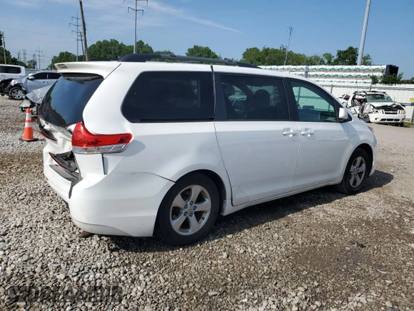 2013 Toyota Sienna LE AAS z VIN 5TDKK3DC8DS367482, wystawiony jako Copart lot #61925235 z przebiegiem 85 285 mil mil oraz Szkoda całkowita • Salvage title. Historia ofert i sprzedaży dostępna na DreamBid. Obrazek 3.