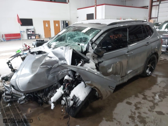 2023 Volkswagen Tiguan SE R-Line Black with VIN 3VV8B7AX8PM135480, listed as a IAAI auction lot 41361181 with 1 mi miles. Bid and sale history available at carsss.com. Image 2.