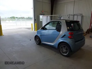 2011 Smart fortwo Pure z VIN WMEEJ3BA9BK432217, wystawiony jako IAAI lot #42145887 z przebiegiem 135 480 mil mil oraz . Historia ofert i sprzedaży dostępna na DreamBid. Obrazek 3.