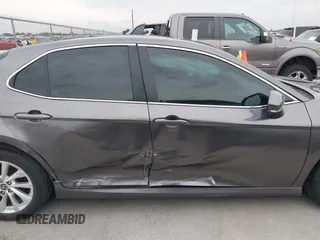 2023 Toyota Camry LE z VIN 4T1R11AK1PU169839, wystawiony jako IAAI lot #42140135 z przebiegiem 10 808 mil mil oraz . Historia ofert i sprzedaży dostępna na DreamBid. Obrazek 13.