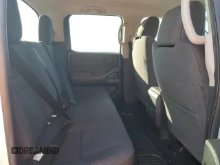 2024 Nissan Frontier SV z VIN 1N6ED1EK1RN671183, wystawiony jako Copart lot #84103934 z przebiegiem 5523 mil mil oraz Szkody całkowita. Historia ofert i sprzedaży dostępna na DreamBid. Obrazek 10.