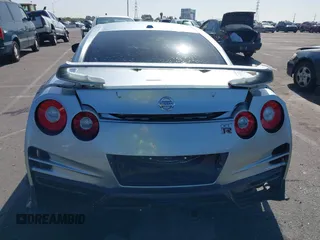 2009 Nissan GT-R Premium z VIN JN1AR54F79M250219, wystawiony jako IAAI lot #41964474 z przebiegiem 77 677 mil mil oraz . Historia ofert i sprzedaży dostępna na DreamBid. Obrazek 16.