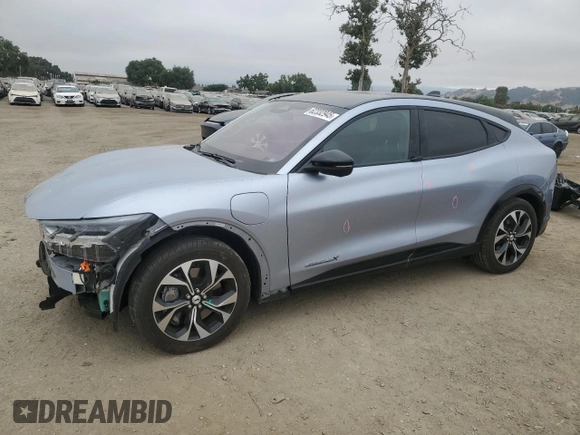 2022 Ford Mustang Mach-E Premium z VIN 3FMTK3SU8NMA43722, wystawiony jako Copart lot #62332945 z przebiegiem 13 559 mil mil oraz Szkoda całkowita • Salvage title. Historia ofert i sprzedaży dostępna na DreamBid. Obrazek 1.