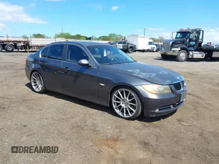 2007 BMW 3 Series 335i z VIN WBAVB73517PA88669, wystawiony jako IAAI lot #41559918 z przebiegiem 92 748 mil mil oraz . Historia ofert i sprzedaży dostępna na DreamBid. Obrazek 1.