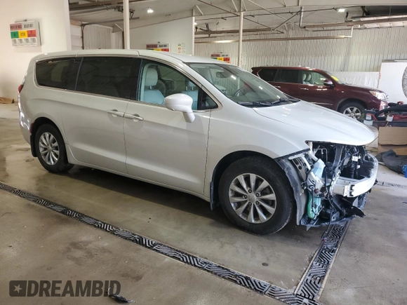2019 Chrysler Pacifica Touring Plus z VIN 2C4RC1FG3KR636753, wystawiony jako Copart lot #60466095 z przebiegiem 109 678 mil mil oraz Szkoda całkowita • Salvage title. Historia ofert i sprzedaży dostępna na DreamBid. Obrazek 4.