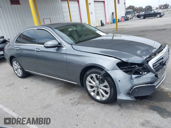 2018 Mercedes-Benz E-Class E 300 with VIN WDDZF4JB3JA409950, listed as a IAAI auction lot 42032598 with 44,381 mi miles. Bid and sale history available at carsss.com. Image 13.