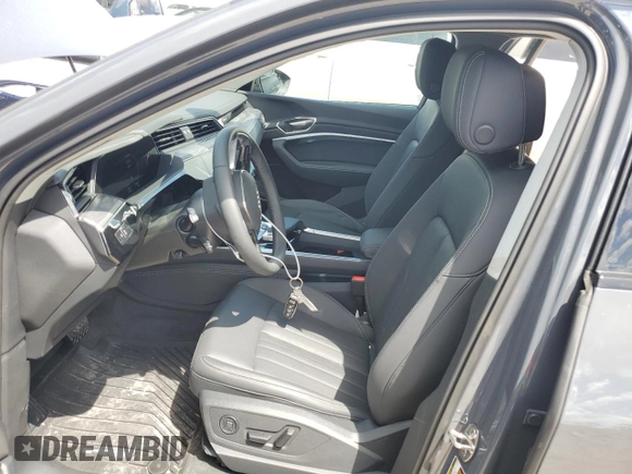 2024 Audi Q8 e-tron Premium Plus z VIN WA15AAGE0RB060883, wystawiony jako Copart lot #69075094 z przebiegiem 1 583 mil mil oraz Szkoda całkowita • Salvage title. Historia ofert i sprzedaży dostępna na DreamBid. Obrazek 7.
