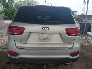 2019 Kia Sorento LX z VIN 5XYPGDA58KG482726, wystawiony jako IAAI lot #42192199 z przebiegiem 79 545 mil mil oraz . Historia ofert i sprzedaży dostępna na DreamBid. Obrazek 16.
