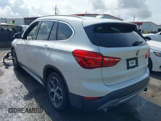 2018 BMW X1 sDrive28i z VIN WBXHU7C34J5H40814, wystawiony jako IAAI lot #42291108 z przebiegiem 93 200 mil mil oraz . Historia ofert i sprzedaży dostępna na DreamBid. Obrazek 3.
