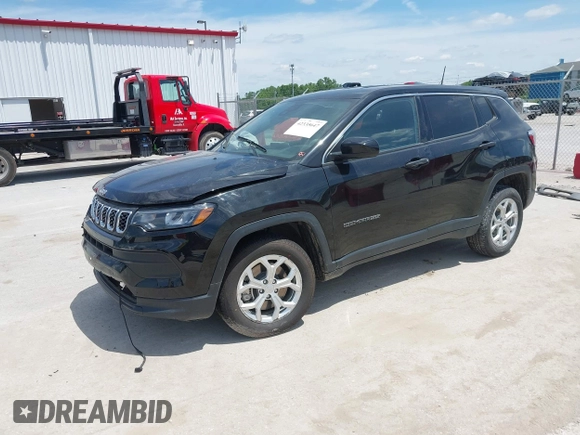 2024 Jeep Compass Sport z VIN 3C4NJDAN5RT105556, wystawiony jako IAAI lot #42335647 z przebiegiem 14 747 mil mil oraz . Historia ofert i sprzedaży dostępna na DreamBid. Obrazek 17.