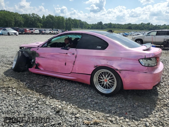 2013 BMW M3 z VIN WBSKG9C57DJ593767, wystawiony jako Copart lot #54728954 z przebiegiem 100 526 mil mil oraz Szkoda całkowita • Salvage title. Historia ofert i sprzedaży dostępna na DreamBid. Obrazek 2.