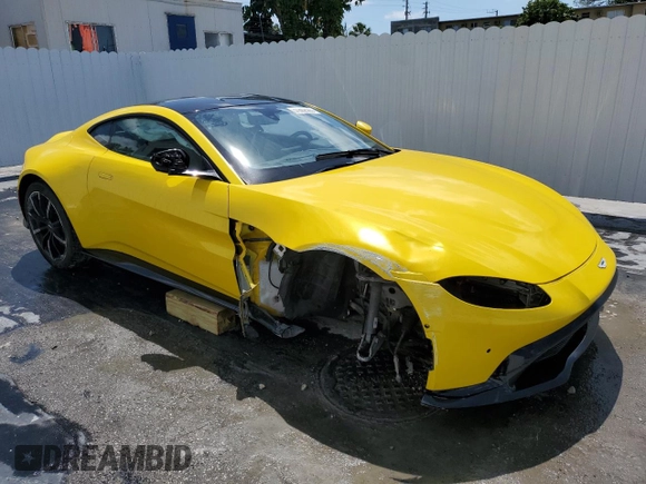 2019 Aston Martin Vantage z VIN SCFSMGAW6KGN01897, wystawiony jako Copart lot #51802505 z przebiegiem Nie podano mil oraz Szkoda całkowita • Salvage title. Historia ofert i sprzedaży dostępna na DreamBid. Obrazek 4.