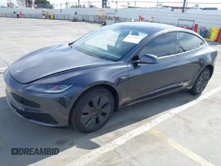 2025 Tesla Model 3 Long Range z VIN 5YJ3E1EA0SF915571, wystawiony jako IAAI lot #42247609 z przebiegiem 3 901 mil mil oraz . Historia ofert i sprzedaży dostępna na DreamBid. Obrazek 20.
