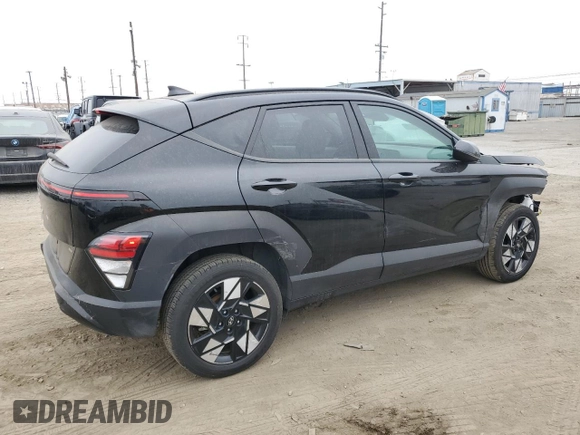 2024 Hyundai Kona SEL z VIN KM8HBCAB9RU159499, wystawiony jako Copart lot #60731815 z przebiegiem 26 835 mil mil oraz Szkoda całkowita • Salvage title. Historia ofert i sprzedaży dostępna na DreamBid. Obrazek 3.