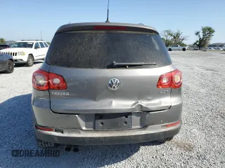 2011 Volkswagen Tiguan S z VIN WVGAV7AX7BW525689, wystawiony jako Copart lot #52762065 z przebiegiem 195 109 mil mil oraz Czysty tytuł • Clean title. Historia ofert i sprzedaży dostępna na DreamBid. Obrazek 6.