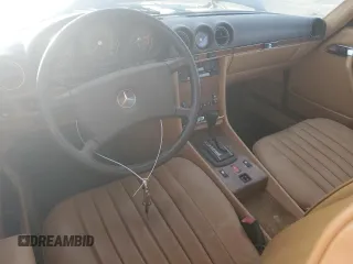 1985 Mercedes-Benz 380 z VIN WDBBA45C6FA018567, wystawiony jako Copart lot #49676645 z przebiegiem 129 320 mil mil oraz Czysty tytuł • Clean title. Historia ofert i sprzedaży dostępna na DreamBid. Obrazek 8.