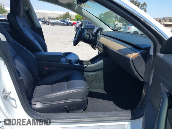 2020 Tesla Model 3 Long Range z VIN 5YJ3E1EB7LF628030, wystawiony jako IAAI lot #42357277 z przebiegiem 82 379 mil mil oraz . Historia ofert i sprzedaży dostępna na DreamBid. Obrazek 5.
