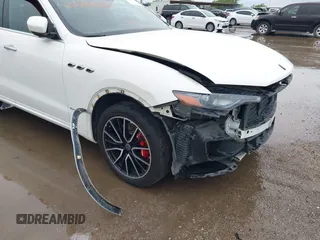 2018 Maserati Levante S GranSport z VIN ZN661YUS5JX301985, wystawiony jako IAAI lot #42180610 z przebiegiem 61 795 mil mil oraz . Historia ofert i sprzedaży dostępna na DreamBid. Obrazek 18.