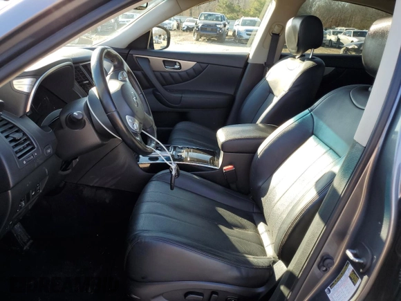 2016 Infiniti QX70 z VIN JN8CS1MUXGM671452, wystawiony jako Copart lot #43776495 z przebiegiem 192 412 mil mil oraz Szkoda całkowita • Salvage title. Historia ofert i sprzedaży dostępna na DreamBid. Obrazek 7.