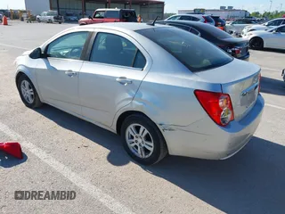 2012 Chevrolet Sonic LT z VIN 1G1JC5SB1C4226948, wystawiony jako IAAI lot #42330132 z przebiegiem 160 521 mil mil oraz . Historia ofert i sprzedaży dostępna na DreamBid. Obrazek 3.