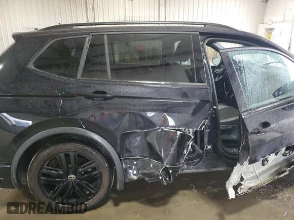 2022 Volkswagen Tiguan SE R-Line Black with VIN 3VV8B7AX6NM168877, listed as a Copart auction lot 47400525 with 21,601 mi miles and Salvage Title. Bid and sale history available at DreamBid. Image 11.