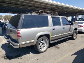 1999 GMC Suburban with VIN 3GKFK16R2XG530190, listed as a Copart auction lot 68385684 with 131,021 mi miles and Salvage Title. Bid and sale history available at carsss.com. Image 3.