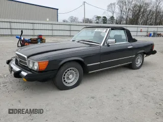 1985 Mercedes-Benz 380 z VIN WDBBA45C3FA030353, wystawiony jako Copart lot #48373455 z przebiegiem 97 471 mil mil oraz Nie do naprawy. Historia ofert i sprzedaży dostępna na DreamBid. Obrazek 1.