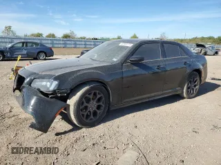 2016 Chrysler 300 S Alloy Edition z VIN 2C3CCAGG2GH282875, wystawiony jako Copart lot #82834174 z przebiegiem 173 934 mil mil oraz Szkoda całkowita • Salvage title. Historia ofert i sprzedaży dostępna na DreamBid. Obrazek 1.