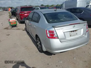 2012 Nissan Sentra S z VIN 3N1AB6AP4CL605131, wystawiony jako IAAI lot #42420591 z przebiegiem 199 410 mil mil oraz . Historia ofert i sprzedaży dostępna na DreamBid. Obrazek 3.