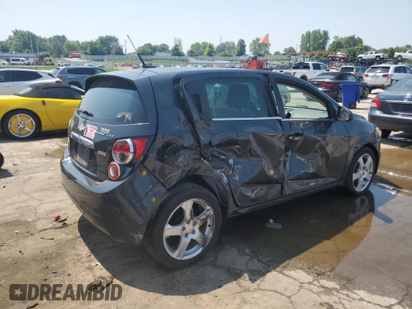 2014 Chevrolet Sonic LTZ z VIN 1G1JE6SB5E4241777, wystawiony jako Copart lot #60117705 z przebiegiem 139 287 mil mil oraz Czysty tytuł • Clean title. Historia ofert i sprzedaży dostępna na DreamBid. Obrazek 3.
