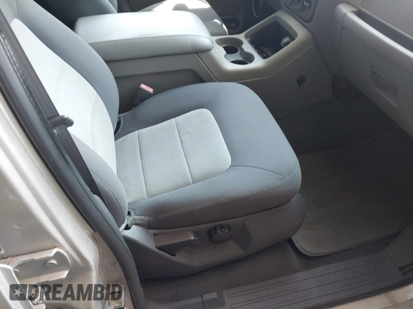 2005 Ford Expedition Special Service with VIN 1FMPU155X5LA55439, listed as a IAAI auction lot 41775319 with 103,301 mi miles. Bid and sale history available at carsss.com. Image 5.