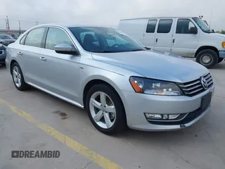 2015 Volkswagen Passat Limited Edition Edition z VIN 1VWAT7A31FC117751, wystawiony jako IAAI lot #42107772 z przebiegiem 47 256 mil mil oraz . Historia ofert i sprzedaży dostępna na DreamBid. Obrazek 1.