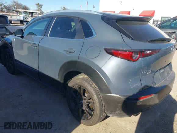 2023 Mazda CX-30 S Carbon Edition z VIN 3MVDMBCM9PM546687, wystawiony jako IAAI lot #41395628 z przebiegiem 13 878 mil mil oraz . Historia ofert i sprzedaży dostępna na DreamBid. Obrazek 3.