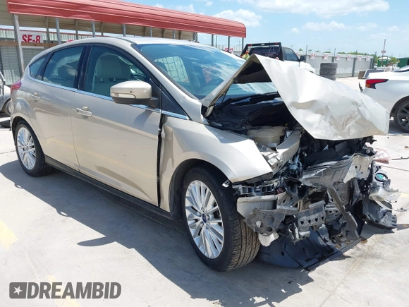 2018 Ford Focus Titanium z VIN 1FADP3N25JL279623, wystawiony jako IAAI lot #42534936 z przebiegiem 74 440 mil mil oraz . Historia ofert i sprzedaży dostępna na DreamBid. Obrazek 1.