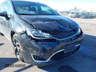 2020 Chrysler Pacifica Limited z VIN 2C4RC1GG6LR114215, wystawiony jako IAAI lot #41694316 z przebiegiem 107 166 mil mil oraz . Historia ofert i sprzedaży dostępna na DreamBid. Obrazek 6.