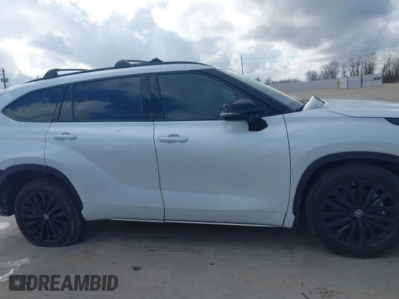 2024 Toyota Highlander LE z VIN 5TDKDRAH7RS534676, wystawiony jako IAAI lot #41516978 z przebiegiem 11 272 mil mil oraz . Historia ofert i sprzedaży dostępna na DreamBid. Obrazek 13.