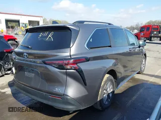 2024 Toyota Sienna XLE z VIN 5TDYRKEC1RS190859, wystawiony jako IAAI lot #41851312 z przebiegiem 43 858 mil mil oraz . Historia ofert i sprzedaży dostępna na DreamBid. Obrazek 4.