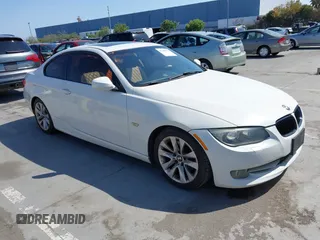 2011 BMW 3 Series 328i z VIN WBAKE5C50BE429771, wystawiony jako IAAI lot #42449576 z przebiegiem 95 056 mil mil oraz . Historia ofert i sprzedaży dostępna na DreamBid. Obrazek 1.