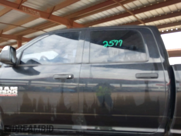 2015 Ram 2500 Tradesman z VIN 3C6UR5HL6FG673440, wystawiony jako IAAI lot #42031986 z przebiegiem 133 308 mil mil oraz . Historia ofert i sprzedaży dostępna na DreamBid. Obrazek 14.