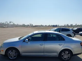 2008 Volkswagen Jetta SE z VIN 3VWRM71KX8M191212, wystawiony jako IAAI lot #42660632 z przebiegiem 198 459 mil mil oraz . Historia ofert i sprzedaży dostępna na DreamBid. Obrazek 14.