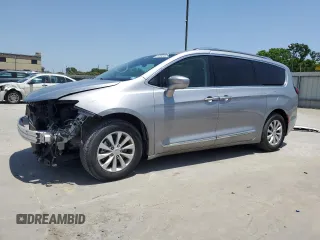 2018 Chrysler Pacifica Touring L z VIN 2C4RC1BG6JR246122, wystawiony jako Copart lot #57058465 z przebiegiem 76 107 mil mil oraz Szkody całkowita. Historia ofert i sprzedaży dostępna na DreamBid. Obrazek 1.