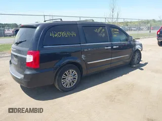 2016 Chrysler Town & Country Touring z VIN 2C4RC1CG6GR248203, wystawiony jako IAAI lot #42098444 z przebiegiem Nie podano mil oraz . Historia ofert i sprzedaży dostępna na DreamBid. Obrazek 4.